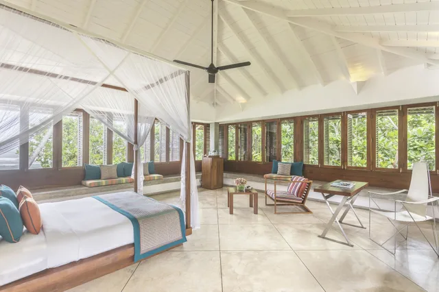 Superior, Suite, King Bed, Sea View, Frangipani Tree 1/1