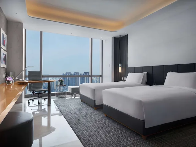 غرفة فاخرة بسريرين منفصلين بإطلالة على المدينة، Sofitel Haikou Hotel 3/8