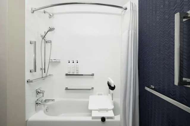 جناح بسرير كينج مع أريكة لذوي الإعاقة، Fairfield Inn Suites Cumberland 4/4