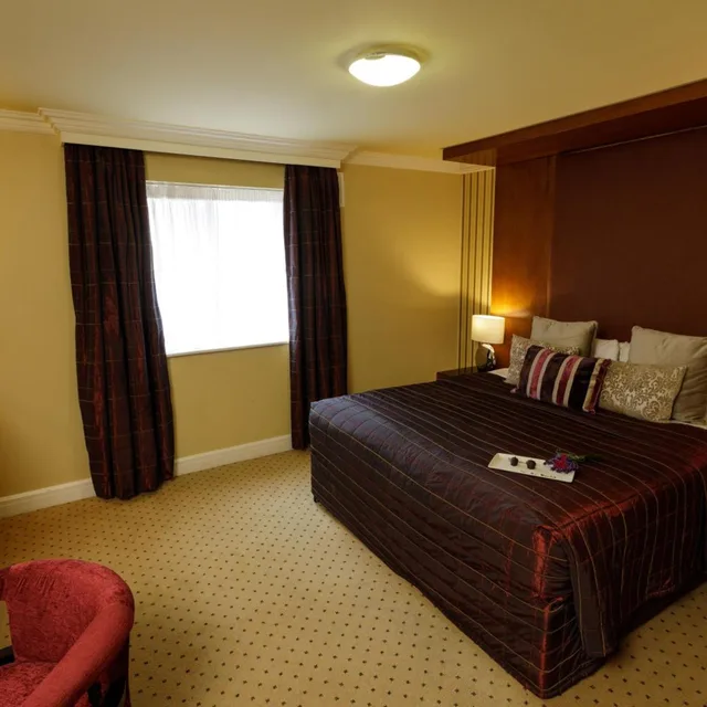 جناح جونيور، Great National Hamlet Court Hotel 1/2
