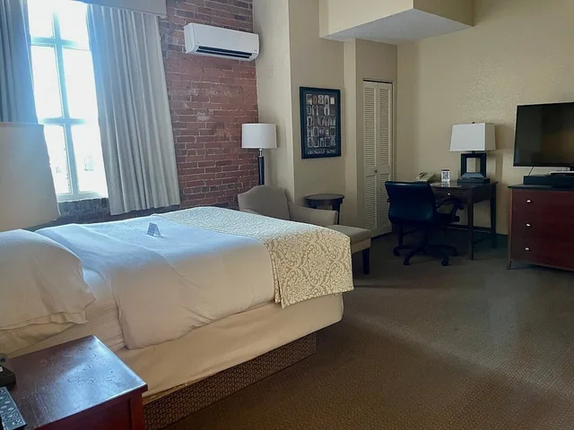 غرفة بسرير كينج بإطلالة على النهر، Hawthorn Suites By Wyndham Rome 5/7