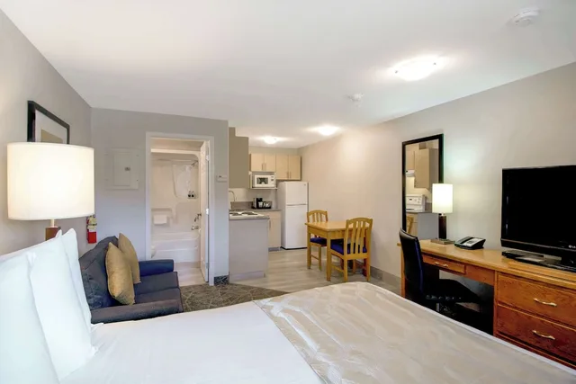 Coast, Comfort, Queen Bed, City View, Kitchenette، Coast Osoyoos Beach Hotel 4/6