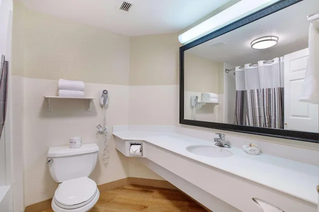 غرفة بسرير كينج بحوض استحمام لذوي الإعاقة، La Quinta Inn & Suites by Wyndham Ft. Lauderdale Airport 4/5