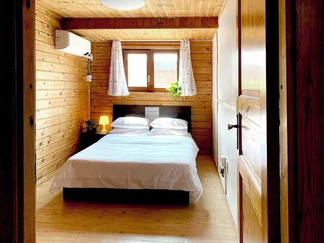 2 Bedrooms, Family, Chalet, 2 Queen Beds, Garden Area، Breakfast at Tiffany's Pension 4/10