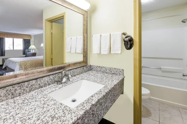 Deluxe, 2 Double Beds, Days Inn by Wyndham Kent - Akron, Ohio 4/4