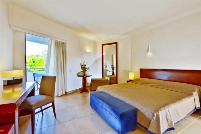 غرفة بسرير مزدوج وسرير فردي بإطلالة على الحديقة، Apollonia Beach Resort and Spa 3/4