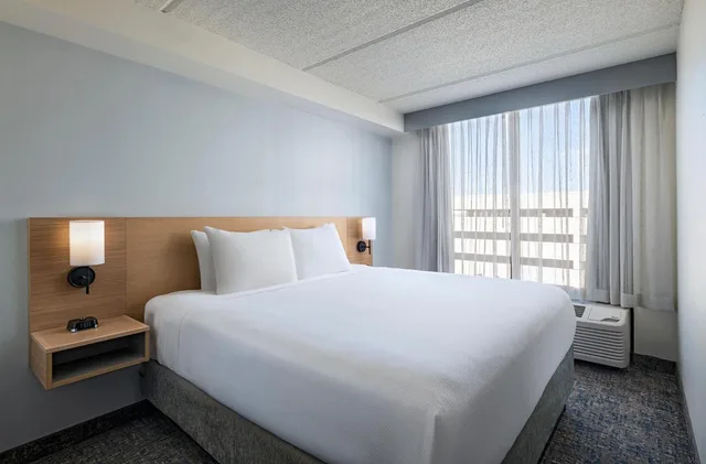 Room, King Bed, Sofa, High Floor, Hyatt Place Austin/Arboretum 1/3