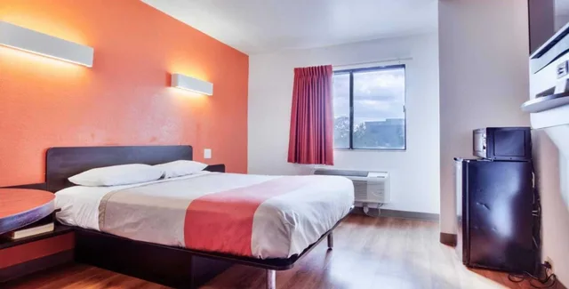 غرفة بسرير كينج، Motel6 Fort Worth, TX - Stockyards 5/10