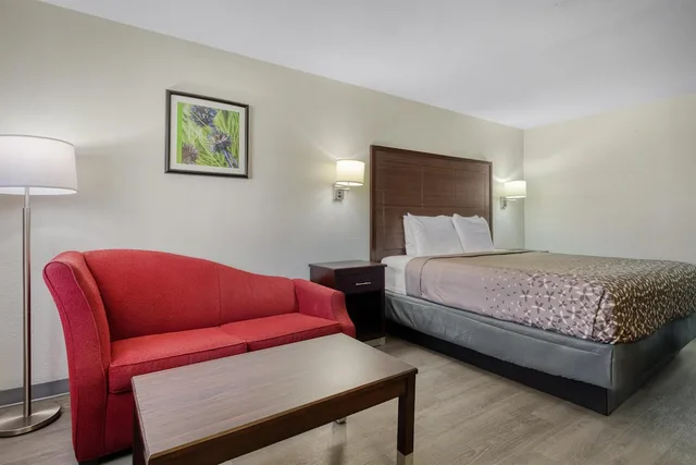 غرفة قياسية بسرير كينج مع أريكة، SureStay By Best Western Terrell 5/10