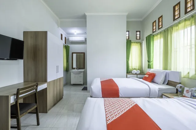 Deluxe, Twin Beds, OYO 2072 Wisma Teratai 1/4