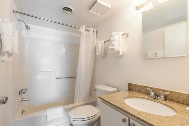 2 Bedrooms, Condo, Premium, King and Queen Bed, Single Bed, Bay View, Sofa, Balcony، Bay Club Resort 5/9