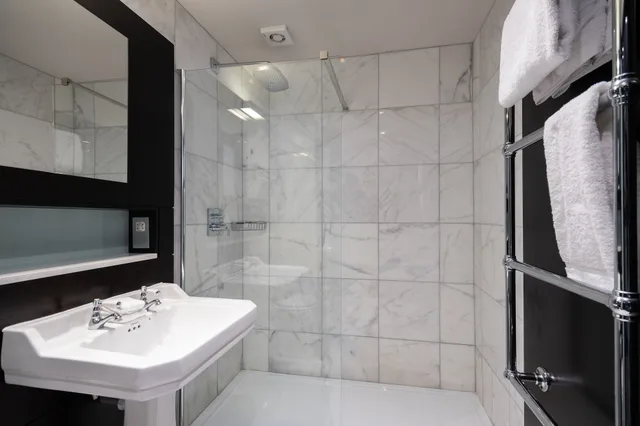 غرفة كلاسيكية بسرير كينج، DoubleTree by Hilton Belfast City Ten Square 7/7