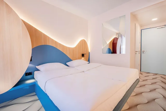 Design, Double Bed, Balcony، Prize by Radisson Dresden-Mitte 3/6