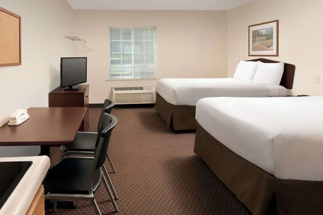 غرفة بسريرين مزدوجين لذوي الإعاقة، WoodSpring Suites Kansas City Mission 2/3