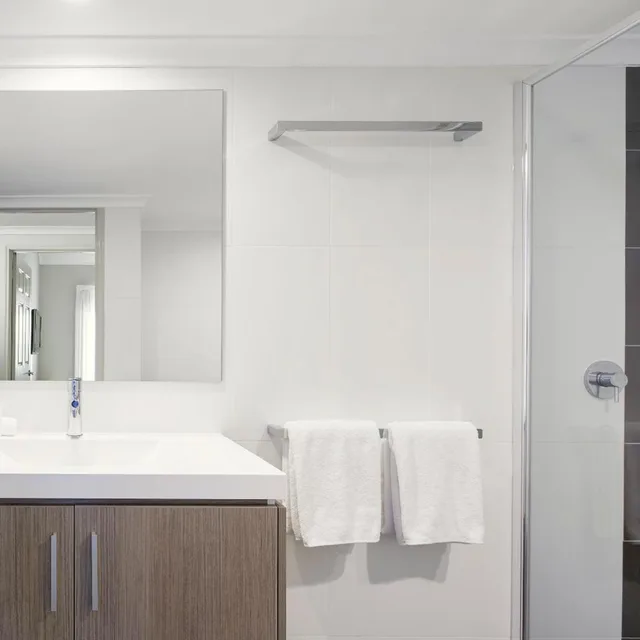 Two Bedroom Deluxe Apartment، Pinnacle Apartments 6/9