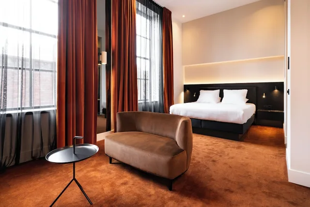 لوفت بسرير كوين بحوض استحمام، Theaterhotel de Oranjerie 1/1