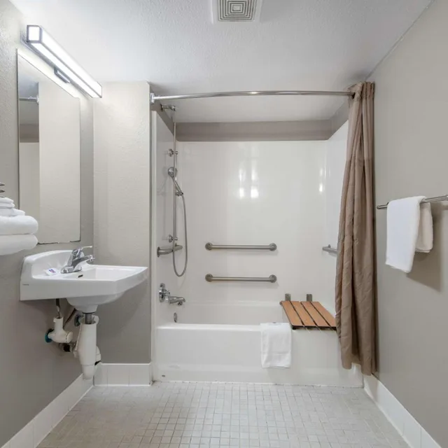 1 Queen Bed - ADA/RI Shower، Motel6 Lompoc, CA 10/10