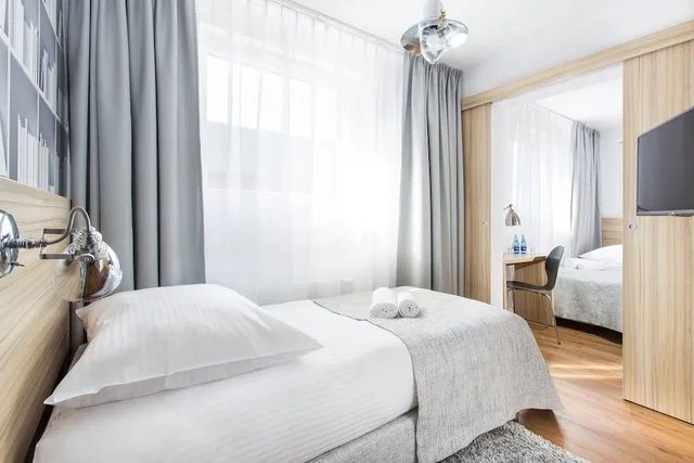 غرفة ديلوكس بسرير مزدوج مع أريكة، Smart Hotel Garnizon 1/2