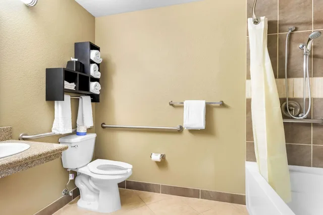 غرفة قياسية بسرير كينج مع أريكة لذوي الإعاقة، Best Western California City Inn & Suites 2/2