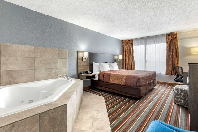 غرفة قياسية بسرير كينج بحوض جاكوزي، Quality Inn and Suites Sulphur Springs TX 3/6