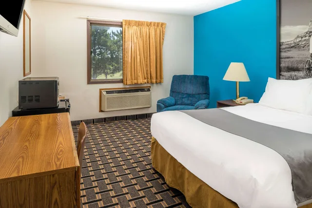 غرفة بسرير كينج، Super 8 By Wyndham Lincoln West 1/10