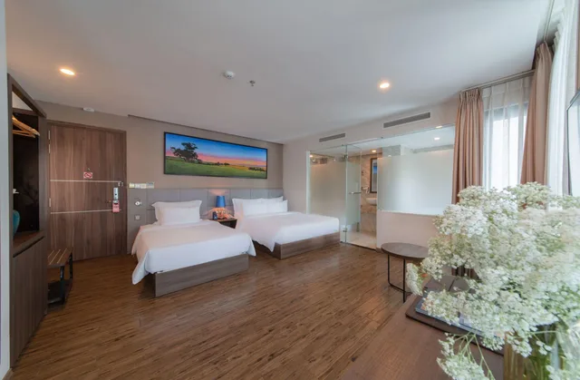 Senior, Deluxe, Triple, Queen Bed, City View, Aaron Hotel 1/1