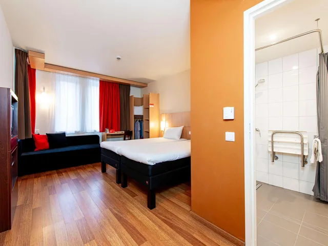 غرفة عائلية بسريرين منفصلين مع أريكة لذوي الإعاقة، ibis Krakow Stare Miasto 1/2