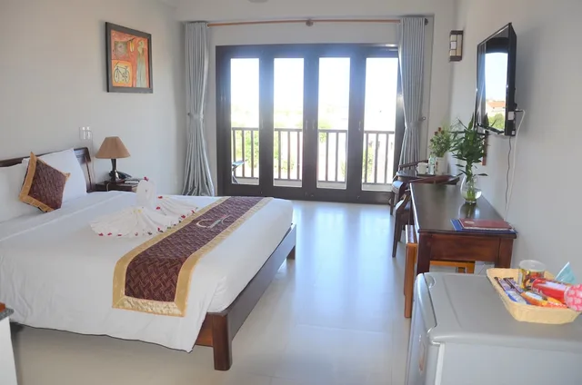 غرفة ديلوكس بسرير كينج بإطلالة على المسبح بشرفة، Sunshine Hotel 2/7