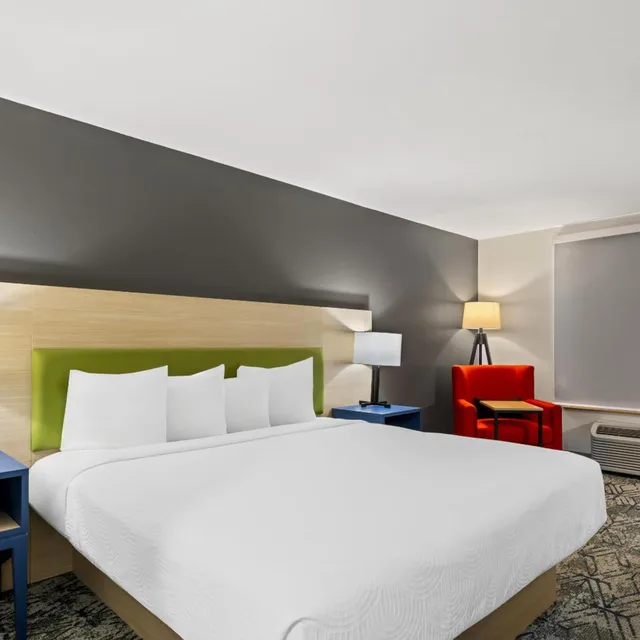 Room, King Bed, Country Inn Suites By Radisson Savannah I 95 North Ga 18/20