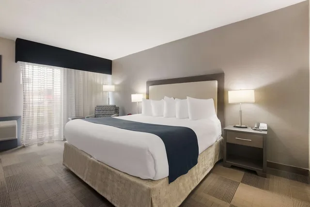 Standard, King Bed, Best Western St Catharines Hotel Conference Centre 2/4
