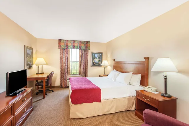 Standard, King Bed, Ramada by Wyndham Sparta/At Speedway 1/3