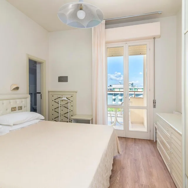 غرفة ثلاثية، Hotel Diplomatic 2/5