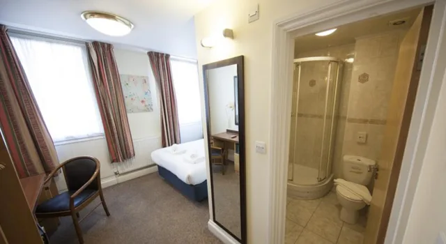 Standard, Double Bed, Maiden Oval Hotel 2/2