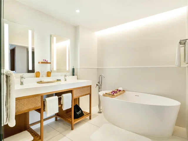جناح بسرير كينج بإطلالة على البحر مع أريكة، Hilton Hotel Tahiti 5/7