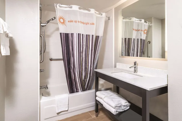غرفة بسريرين كوين لذوي الإعاقة، La Quinta Inn and Suites by Wyndham Kennesaw 10/10