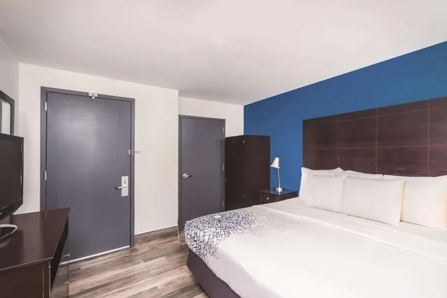 Room, King Bed, Bathtub, Accessible, La Quinta Inn & Suites by Wyndham Brooklyn Downtown 7/10