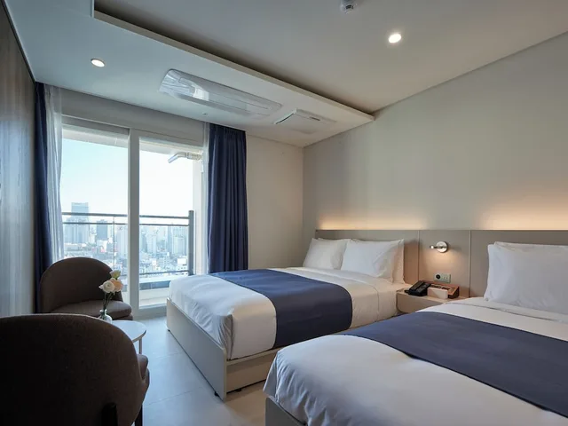 غرفة بريميير عائلية بسريرين منفصلين وسرير مزدوج وسرير فردي يُسمح فيها بالحيوانات الأليفة، Hotel The Botanik Sewoon Myeongdong 1/6