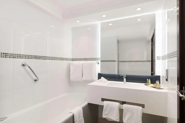 Executive, Double Bed, Hilton Birmingham Metropole 6/6