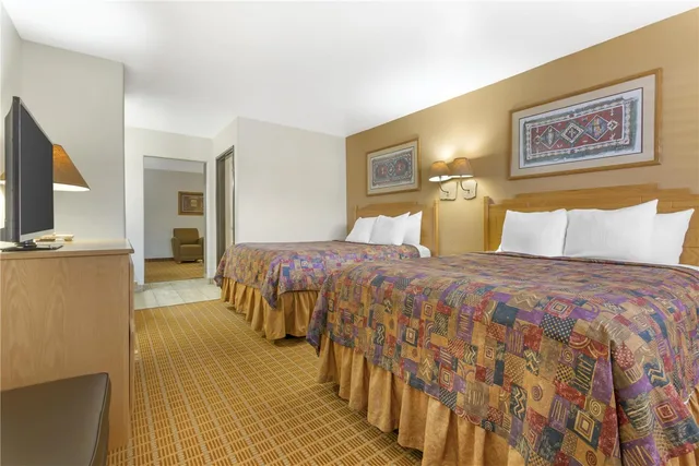 جناح بسريرين كوين مع أريكة بمنطقة جلوس، Best Western Gold Canyon Inn & Suites 2/3