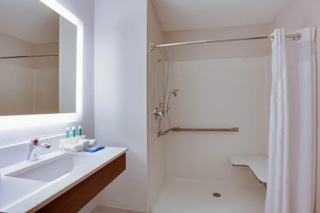 جناح عائلي بسرير كينج بغرفة نوم واحدة لذوي الإعاقة، Holiday Inn Express And Suites Orlando International Airport 3/6