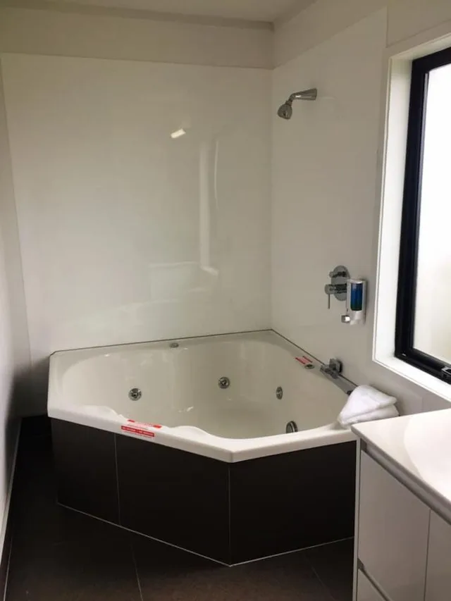 استوديو بسرير كوين وسرير فردي بجاكوزي، Grosvenor Motor Inn 5/6