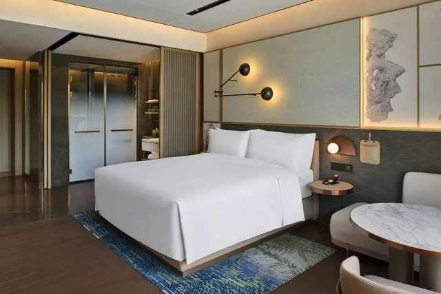 غرفة بسرير كينج بإطلالة على الحديقة، Suzhou Marriott Hotel Yangcheng Lake 1/4