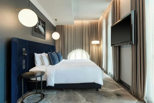 Silver, Guest Room, Queen Bed، The Marmorosch Bucharest, Autograph Collection 2/3