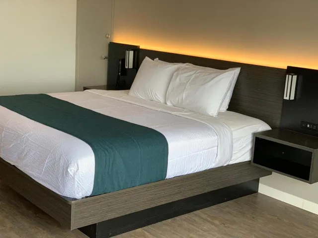 غرفة بسرير كينج لذوي الإعاقة، Motel6 Louisville, KY - Airport - Fair Expo 1/10