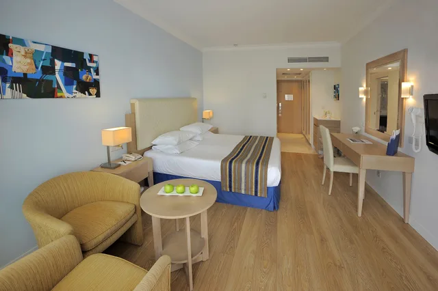 غرفة ديلوكس بسريرين منفصلين بإطلالة جزئية على البحر، Olympic Lagoon Resort Paphos 2/10