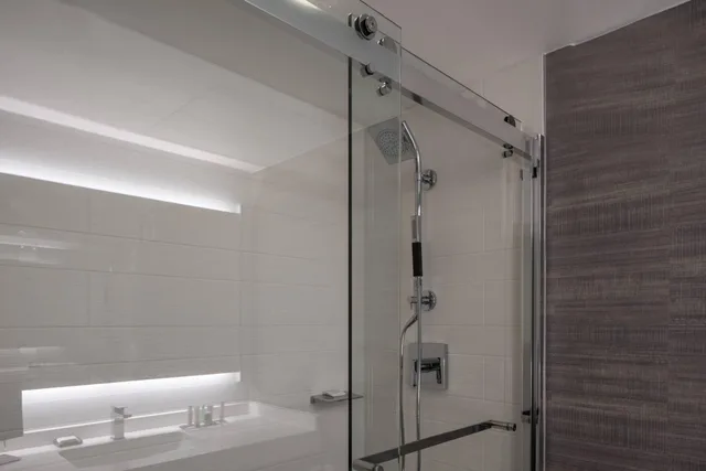 غرفة بسريرين مزدوجين مع دخول صالة النادي في طابق مرتفع، Marriott Tysons Corner 9/10