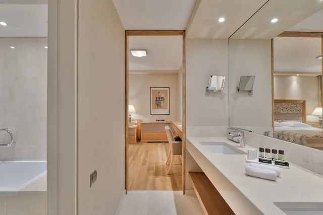 Connecting or One Space, Family, Divani Caravel Hotel 2/3