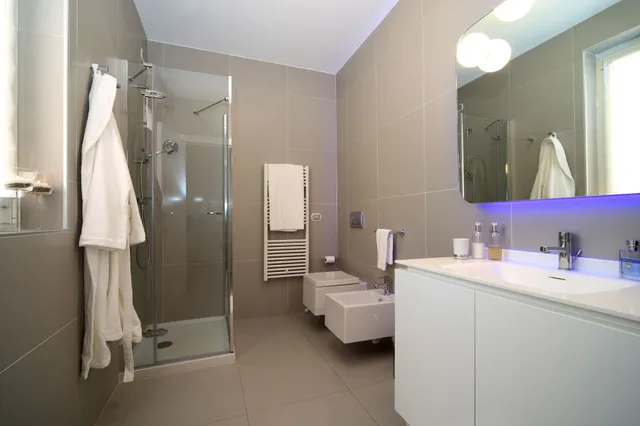 2 Bedrooms, Design, Apartment, Double and Twin Beds, Partial Lake View, Garden Area، Golfo Gabella 8/9