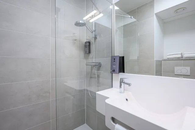 غرفة بسريرين منفصلين، B&B HOTEL Brussels Centre Gare du Midi 3/3