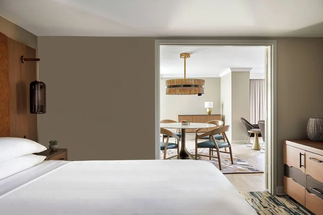 Suite, King Bed, San Antonio Marriott Rivercenter on The River Walk 2/5